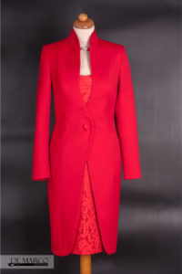 Czerwony płaszcz do sukienki, pięknie odszyty.