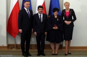 Zaproszenie od Prezydenta na spotkanie w Pałacu Prezydenckim to wyróżnienie najwyższej rangi. Jest to zaszczyt jaki spotyka wyjątkowe osoby za szczególne zasługi. Takiego zaszczytu dostąpili Państwo Grażyna i Sławomir Nelec, rodzice szesnaściorga dzieci. Zostali wyróżnieni i uhonorowani Odznaczeniem Państwowym które wręczył Prezydent Polski Andrzej Duda.