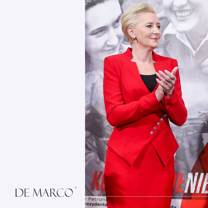 Czerwona garsonka z De Marco to kolejna stylizacja, w której wystąpiła elegancka Pani Agata Kornhauser-Duda.