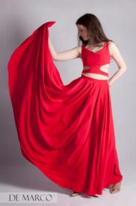 Długa czerwona suknia na wesele, bal, sylwestra. De Marco szycie na miarę online. Sukienka z rozcięciami i gołym brzuchem.
