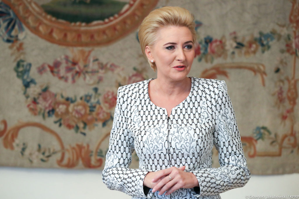 Najpiękniejsze garsonki i kostiumy damskie szyte na miarę u projektantki ubrań Agaty Dudy W. Frączek. Obejrzyj kolekcję damskiej odzieży wizytowej, dyplomatycznej i biznesowej De Marco.
