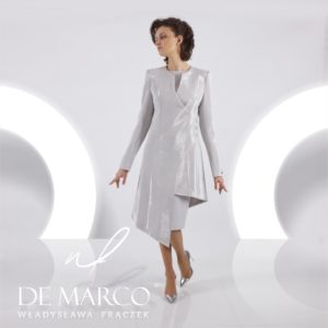 Srebrny komplet sukienka z płaszczem dla mamy wesela. Kreację weselną można zamówić w sklepie internetowym De Marco lub w Salonie mody we Frydrychowicach. Gorąco zapraszamy :)