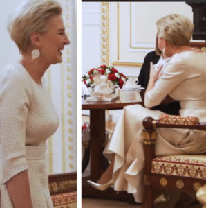 Podczas spodkania z parą prezydencką w pałacu. Styl pierwszej Damy Agaty Dudy to skromne ale bardzo kobiece realizacje. Sukienki do połowy łydki.