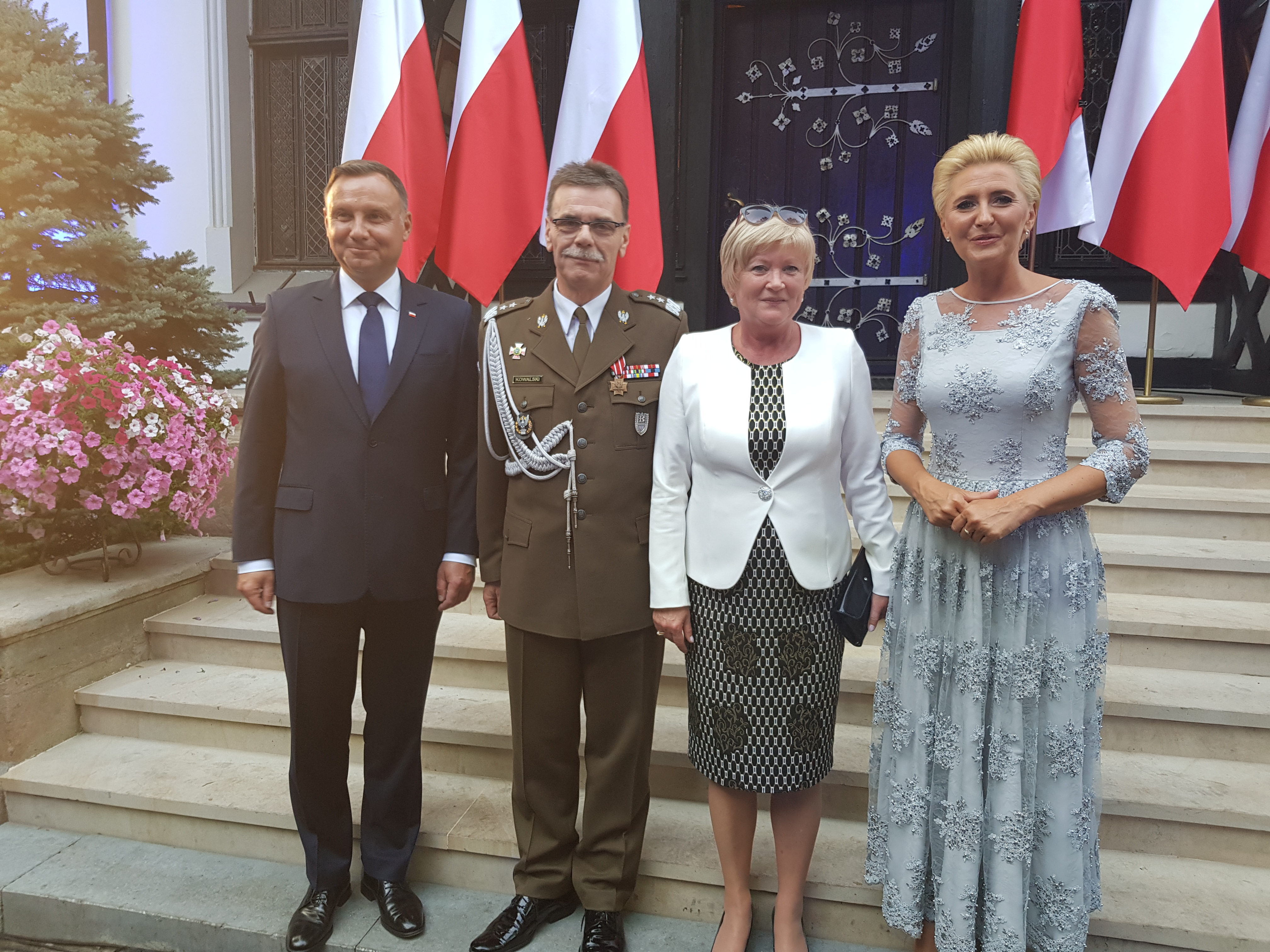 Ekskluzywne kreacje dla kobiet z klasą. Kostiumy i garsonki w dyplomacji.