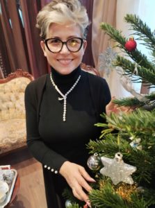 Świąteczne stylizacje, sukienki, garsonki i garnitury damskie szyte na miarę u projektantki Władysławy Frączek.