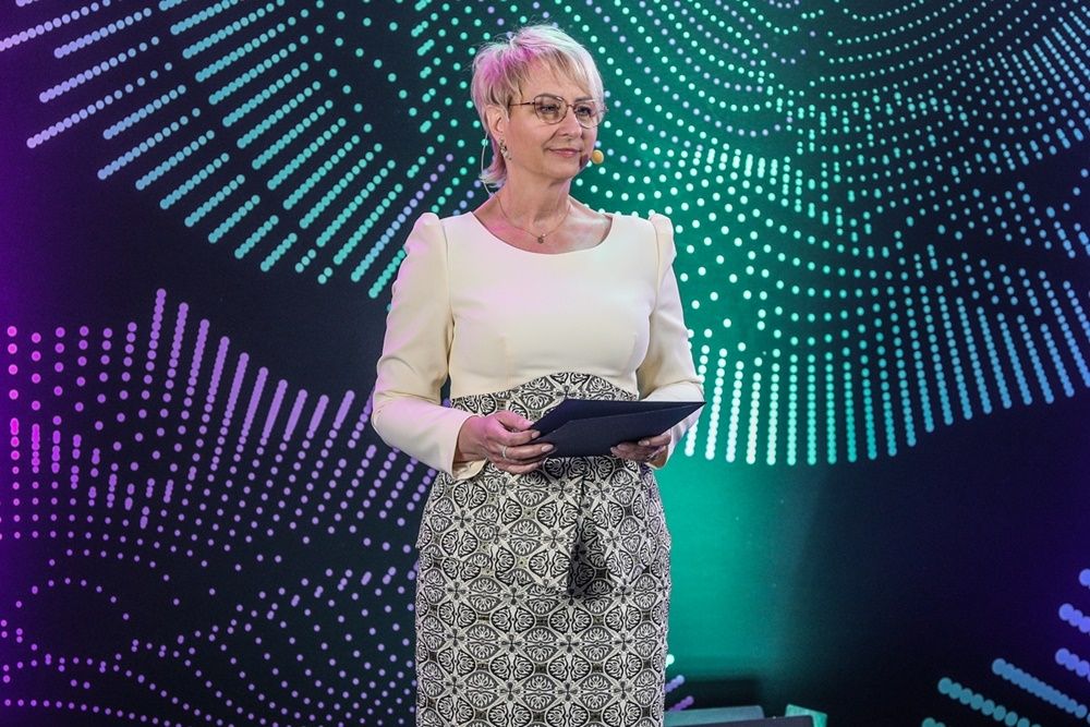 Członek Zarządu Województwa Małopolskiego Pani Iwona Gibas prezentowała się pięknie i kobieco, a zarazem niezwykle profesjonalnie podczas wydarzeń podsumowania projektu "Wirtualna Małopolska".