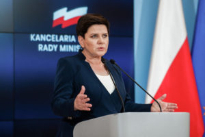 Beata Szydło w kostiumie damskim z Frydrychowic De Marco.