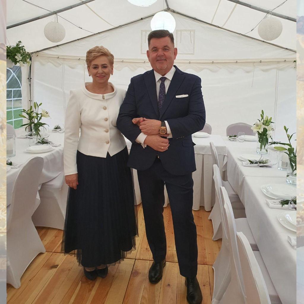 Państo Białas tuż przed rozpoczęciem wesela. Szczególne pozdrowienia i podziękowania za udostępnienie wizerunku.