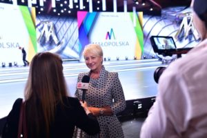 Iwona Gibas w eleganckiej sukience z De Marco.