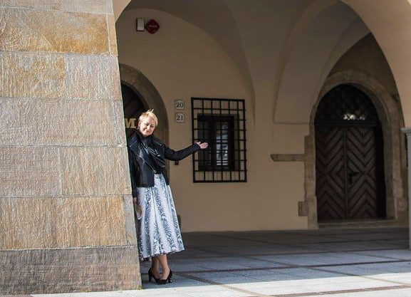 Elegancka wizytowa sukienka De Marco. Gdzie kupić biznesowe i wizytowe polskie ubrania