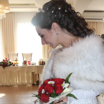 Co założyć na sukienkę weselną w zimie. Etola ślubna.