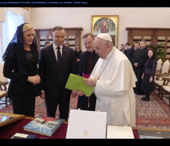 Wizyta Pary Prezydenckiej w Watykanie. Pierwsza Dama w stylizacji od De Marco