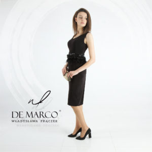 Damski strój na galę mała czarna z ozdobnym paskiem De Marco