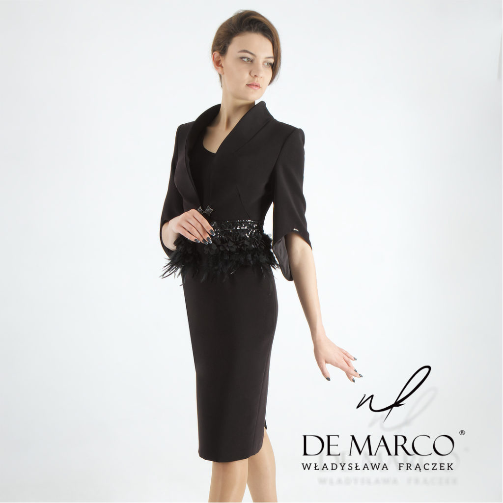 Jak się ubrać na galę rozdania nagród? czarna sukienka ołówkowa z żakietem w pióra De Marco