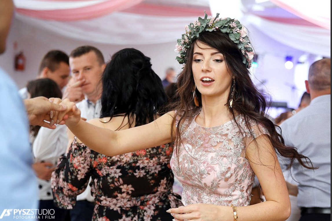 różowa suknia ślubna w stylu boho. Luksusowe stylizacje De Marco najlepszy salon sukien ślubnych w Polsce.