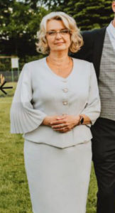 Eleganckie i stylowe garsonki dla mamy wesela polskiej marki De Marco