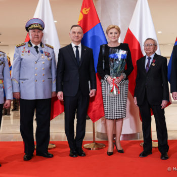 Offizieller Besuch des Präsidentenpaares in der Mongolei. Frau Agata Kornhauser-Duda erneut gestylt von Atelier De Marco