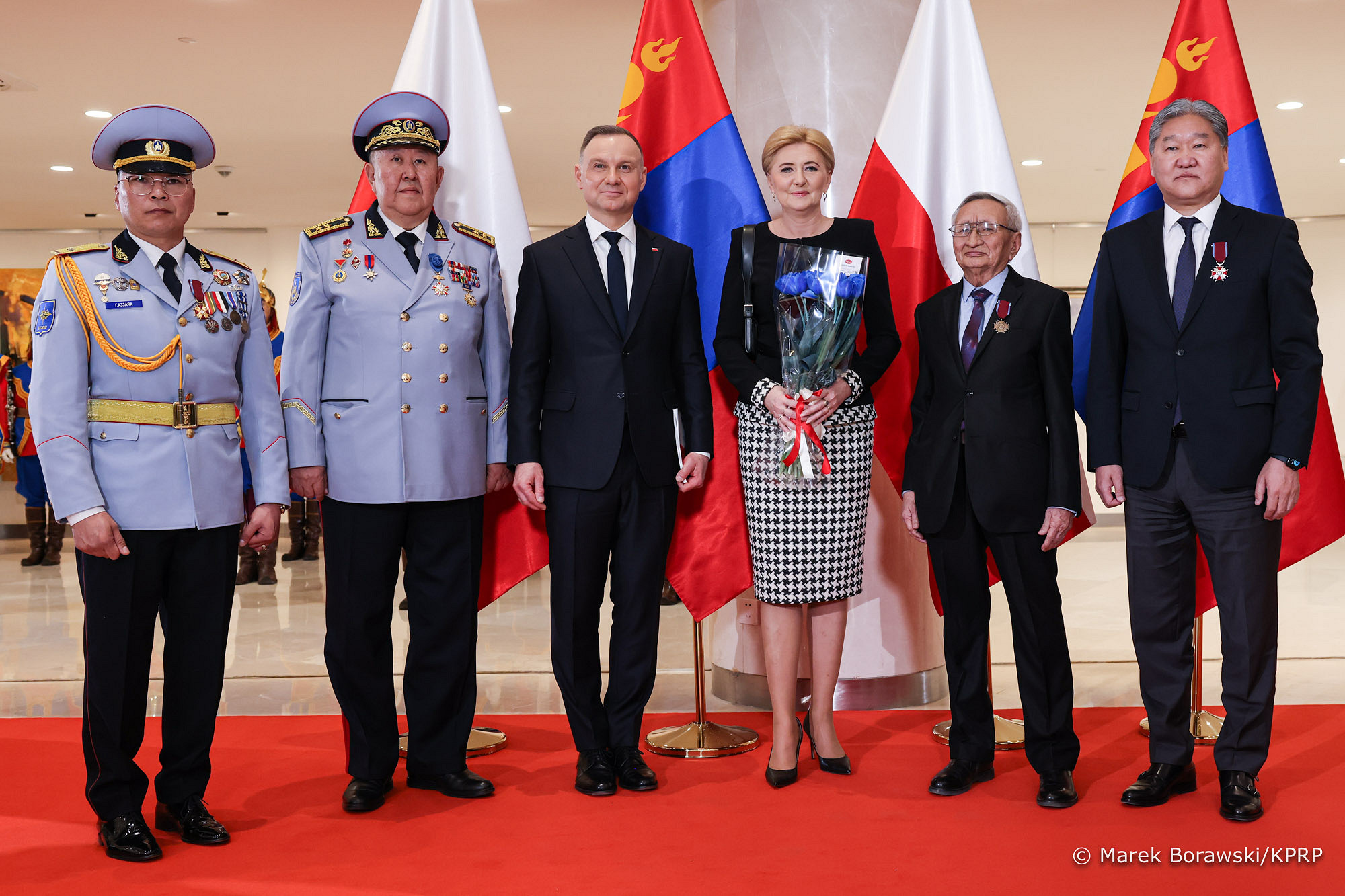 Offizieller Besuch des Präsidentenpaares in der Mongolei. Frau Agata Kornhauser-Duda erneut gestylt von Atelier De Marco