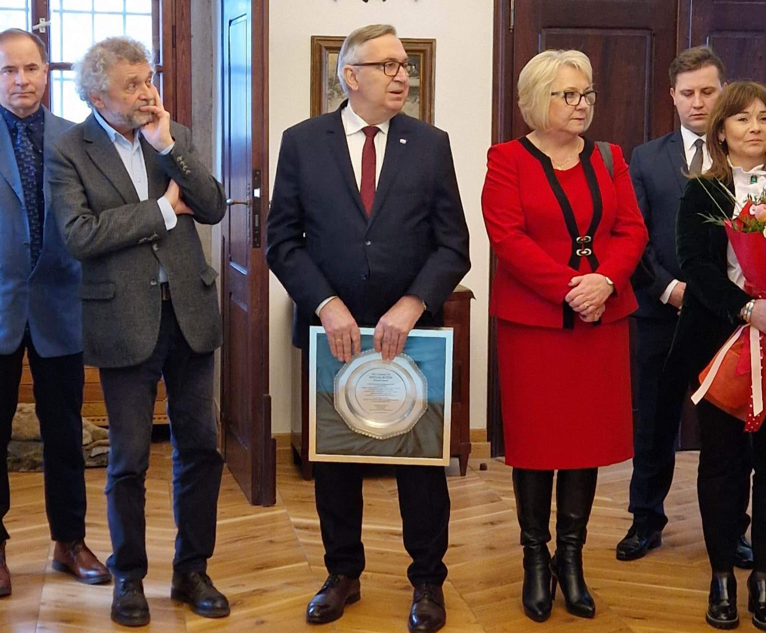 Czerwony wizytowy komplet damski Pani ministrowej Szwed Małgorzaty