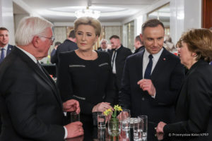 Gdzie ubiera się Pierwsza dama RP? Pani Agata Kornhauser-Duda w wieczorowej garsonce z De Marco od Pani Władzi z Frydrychowic.