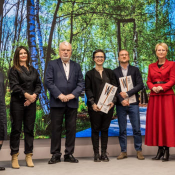 Zeitloses Rot. Modisches rotes formelles Styling mit dem Lorina-Rock im Geiste der nachhaltigen Mode