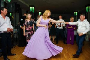 Eleganckie lekkie i zwiewne sukienki na wesele, rocznicę i jubileusz