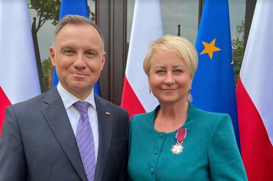 Jak się ubrać na wręczenie odznaczenia? Dzień Samorządu Terytorialnego. Odznaczona Srebrnym Krzyżem Zasługi - Iwona Gibas w szytym na miarę kostiumie De Marco