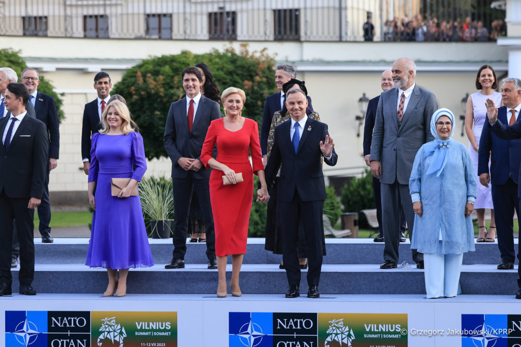 Pierwsza Dama RP Pani Agat Kornhauser Duda w czerwonej sukience z De Marco na Szczycie NATO