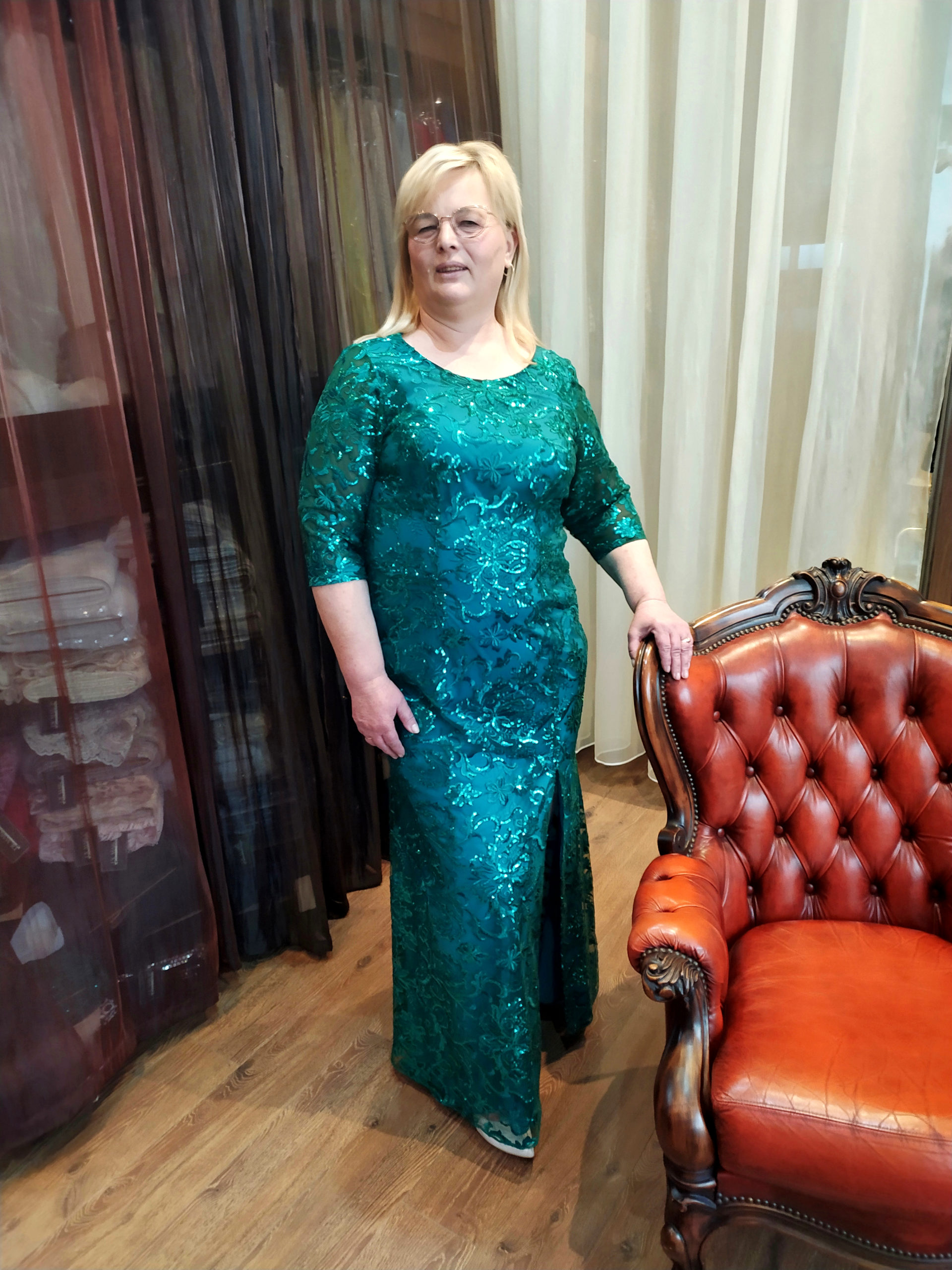 How to dress for a wedding at 50? The most fashionable emerald maxi dress tailored by De Marco