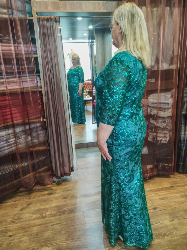Luksusowa stylizacja w zielonym kolorze dla mamy wesela. De Marco suknia wieczorowa dla 50 latki, 60 latki, 70 latki