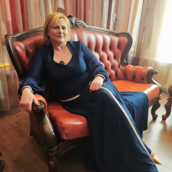 Wie kleidet man sich für eine Hochzeit in den 50ern? Welche Farbe passt zu einer Hochzeit im Herbst und Winter?