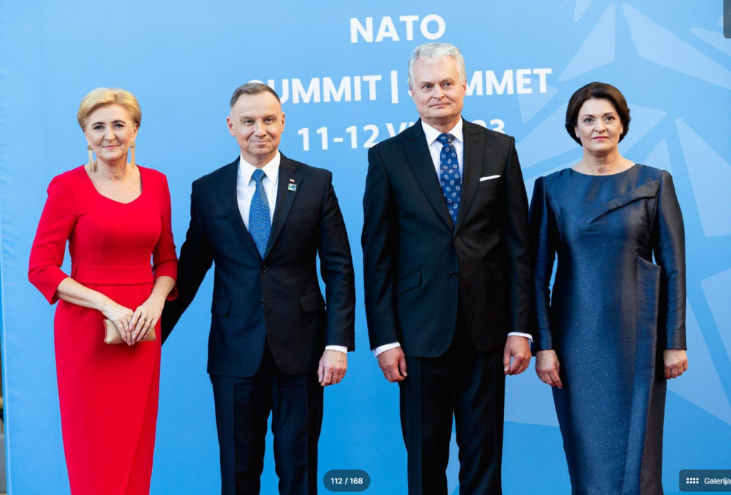 Para prezydencka Andrzej Duda i małżonka Agata Kornhauser Duda podczas szczytu NATO w Wilnie z parą prezydencką z Litwy.