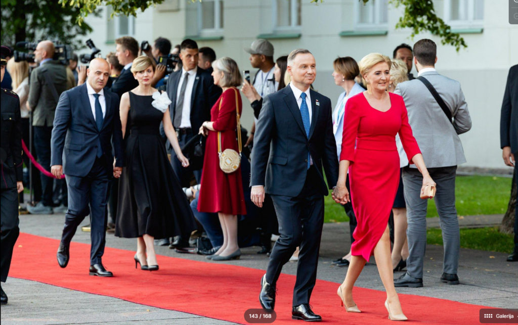 Czerwona sukienka Pierwszej Damy Małżonki Andrzeja Dydy na Czerwonym dywanie w Wilnie. Szczyt NATO rewia mody dyplomatycznej. Pani Agata Kornhauser Duda w sukience z De Marco