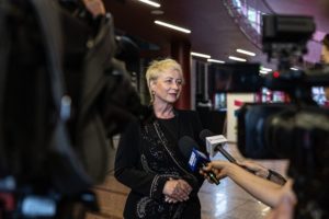 Ekskluzywne garnitury wieczorowe, garsonki i kostiumy damskie Co założyć na premierę w teatrze, operze, filharmonii? Jak się ubrać na galę rozdania nagród, wieczorowe wydarzenia kulturowe, kolację dyplomatyczną.
