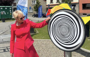 Intensywne kolory w biznesie i polityce. Modne stylizacje wizytowe w odcieniach różu, fuksji i magenty De Marco
