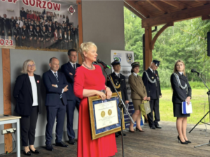 Iwona Gibas w czerwonej rozkloszowanej sukience De Marco