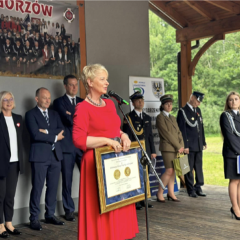 Iwona Gibas in einem roten, ausgestellten Kleid von De Marco