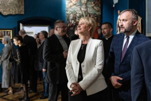 Profesjonalna odzież biznesowa i wizytowa dla kobiet dyplomacji. Szycie na miarę De Marco, szanowana Pani marszałek Iwona Gibas w stylizacji od projektantki z Małopolski Władysławy Fraczek właścicielki marki De Marco