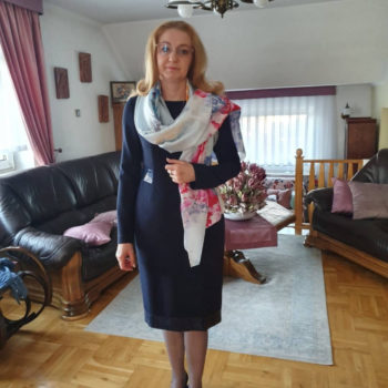 Sinnliches, formelles Kleid in Marineblau. Modische, vielseitige Kreation im Stil des “kleinen Schwarzen”.