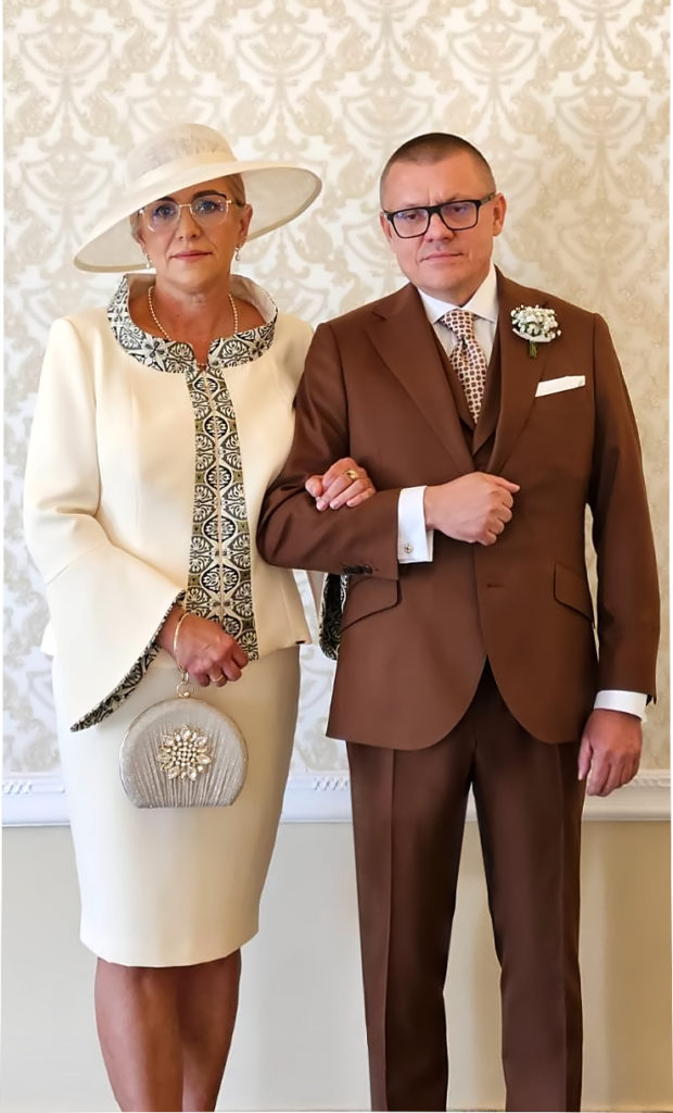 Najpiękniejsze ekskluzywne nowoczesne garsonki dla mamy i teściowej wesela. Szanowna Pani Justyna Haczkur w nowoczesnej garsonce szytej na miarę. 