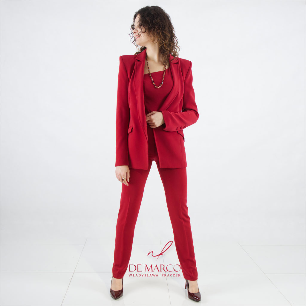 ekskluzywny czerwony garnitur damski - symbol siły i pasji