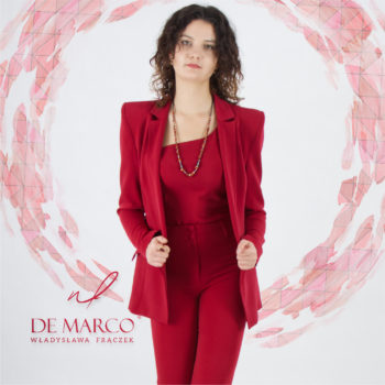 Der rote Anzug von De Marco für Damen: die Kraft der Eleganz für den Herbst