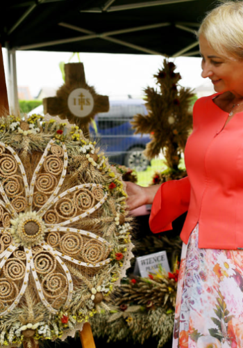 Pomarańczowy elegancki żakiet do rozkloszowanej spódnicy De Marco