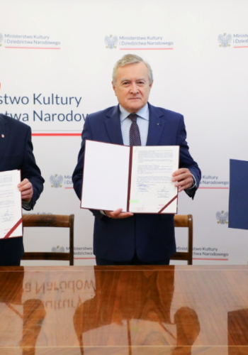 Jak powinna wyglądać kobieta biznesu, nauki i polityki? Eleganckie sukienki i żakiety dla kobiet na stanowisku