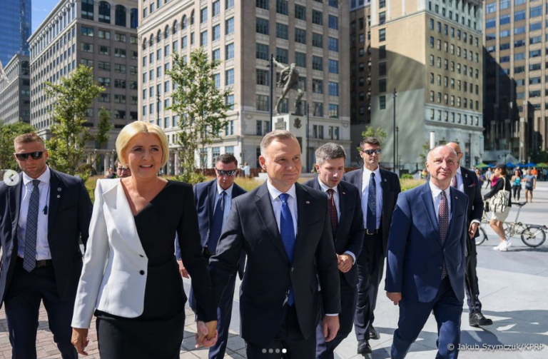 Oficjalna wizyta Pary Prezydenckiej Polski w USA. Agata Kornhauser-Duda w czarno-białej sukience z De Marco pod Pomnikiem Katyńskim w New Jersey
