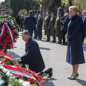 Jesienne stylizacje Pierwszej Damy. Agata Duda – Jej wybór padł na płaszcze z De Marco.