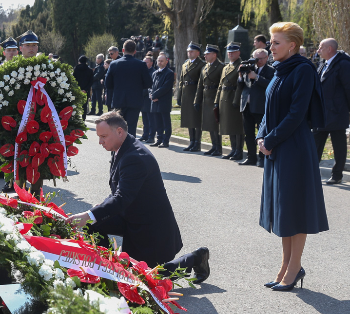 Jesienne stylizacje Pierwszej Damy. Agata Duda – Jej wybór padł na płaszcze z De Marco.