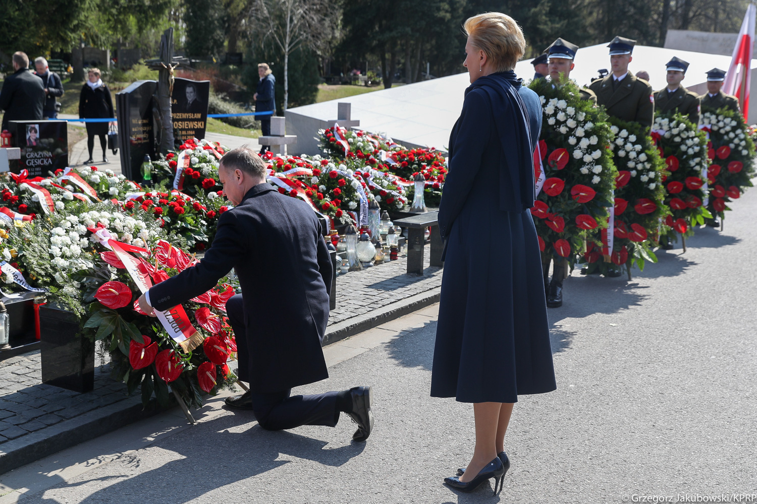 Jak ubrać się na Wszystkich Świętych i Święto Zmarłych? Pierwsza Dama Agata Kornhauser Duda w płaszczu De Marco