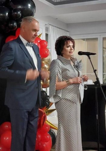Jak ubrać się na jubileusz w firmie? Przyjęcie z okazji przejścia na emeryturę. Jak ubrać się elegancko i stylowo?