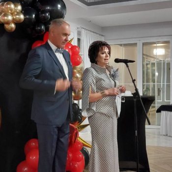 Przyjęcie z okazji przejścia na emeryturę. Jak ubrać się elegancko i stylowo?